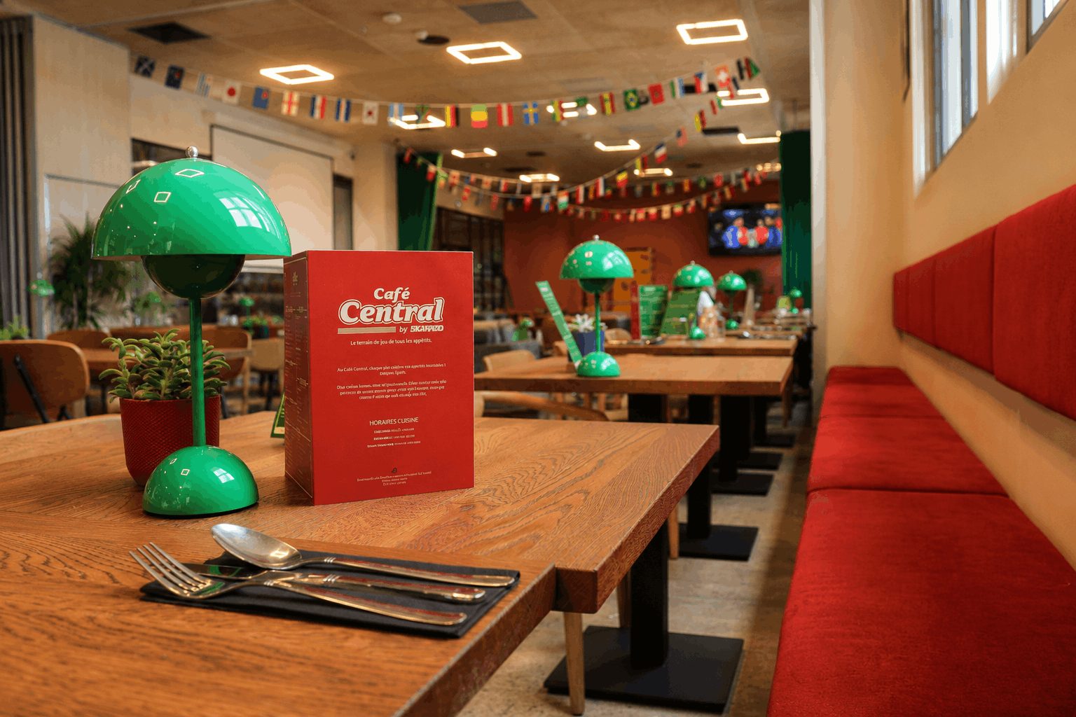 La salle du Café Central, banquettes et ambiance