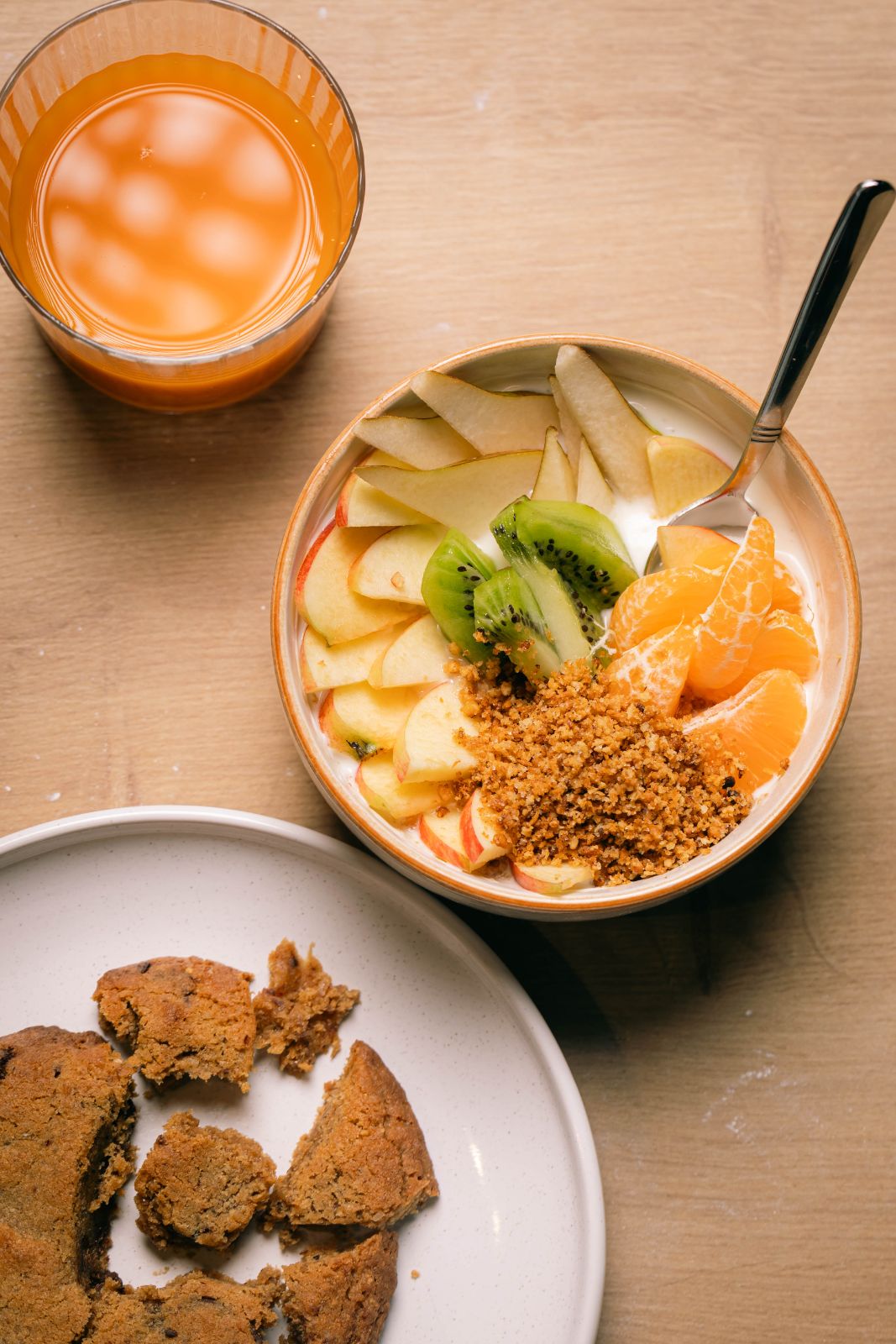 Bowl de fruits frais et granola du brunch